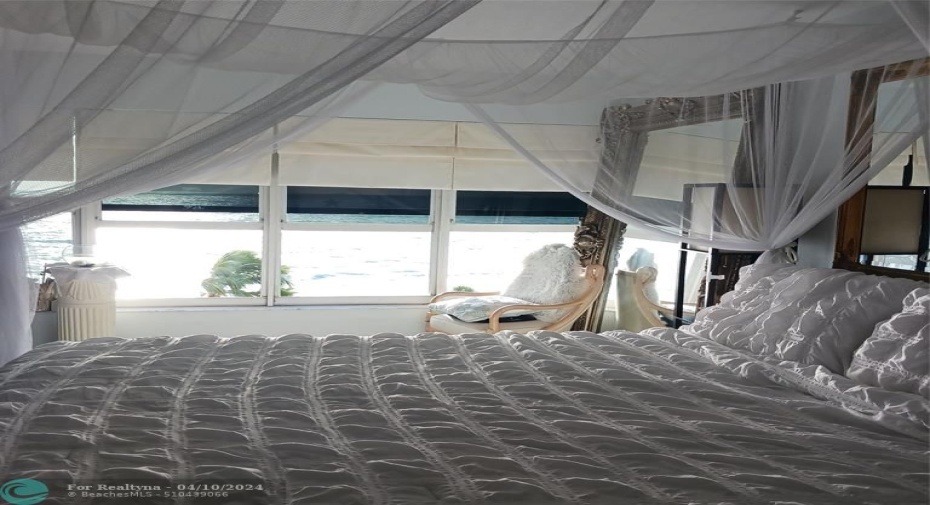 Lavish Queen appointed bed to the direct OCEAN..