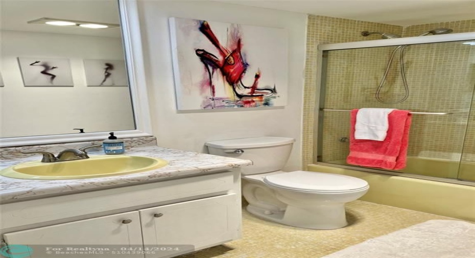 en suite primary bathroom