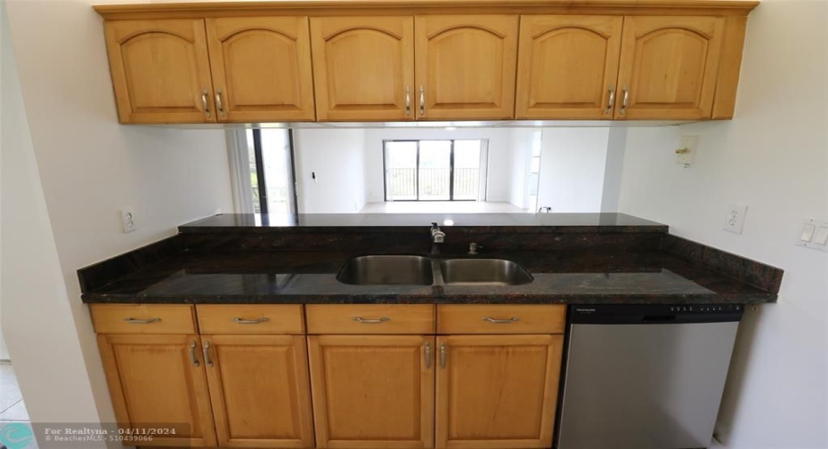 Lot of Kitchen Cabinets