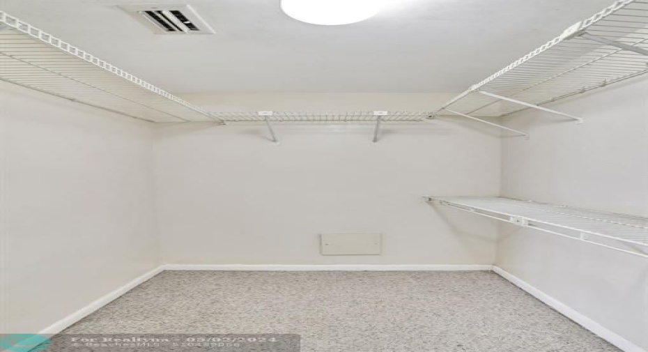 WALK IN CLOSET: 6'2