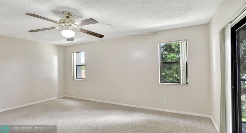 MAIN BEDROOM: 15' X 10'11