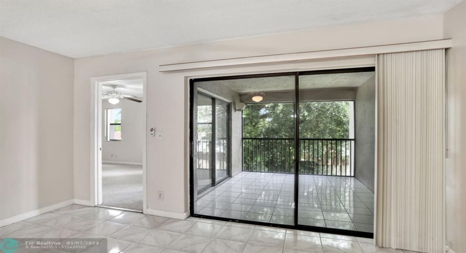 LIVING ROOM: 22'6