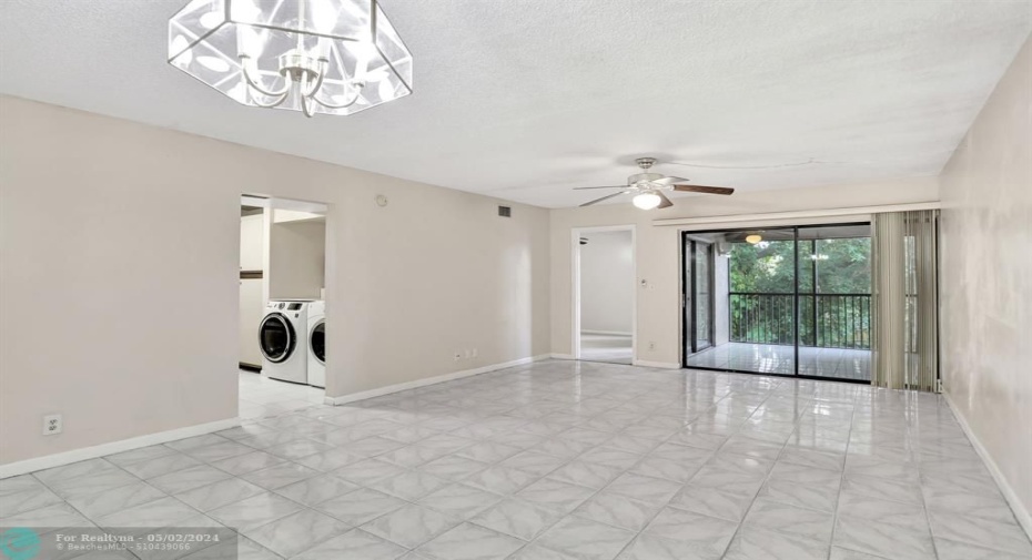 LIVING ROOM: 22'6