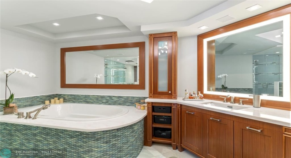 primary-ensuite bath