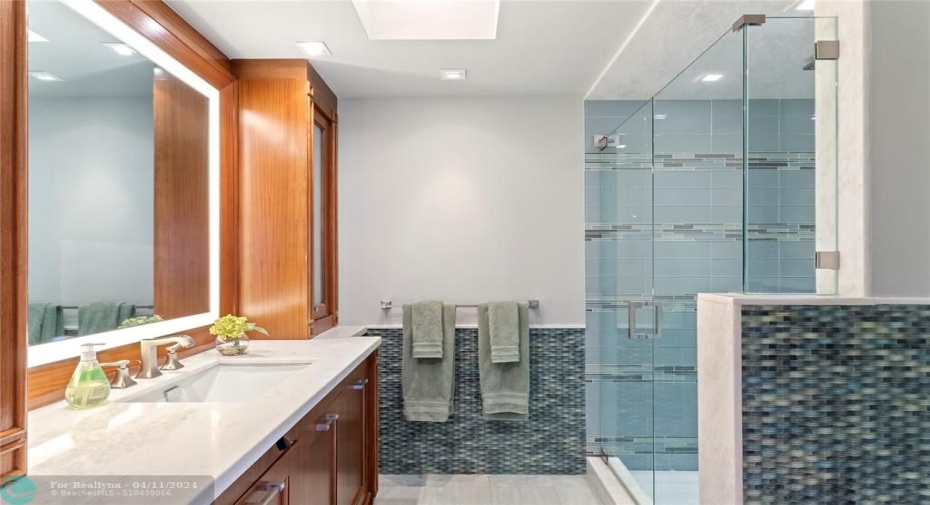 primary en-suite bath