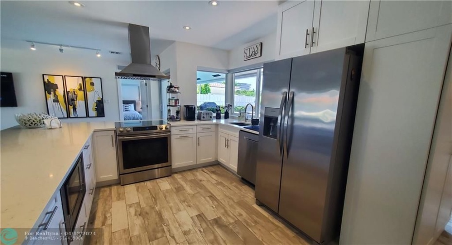 all stainless steel appliances....plenty of room for cooks and their helpers