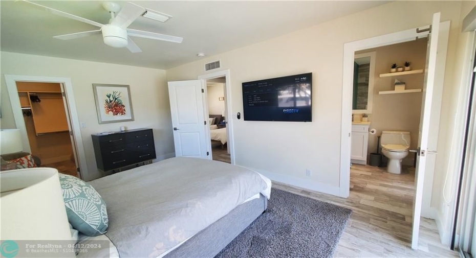 guest bedroom has en suite bath