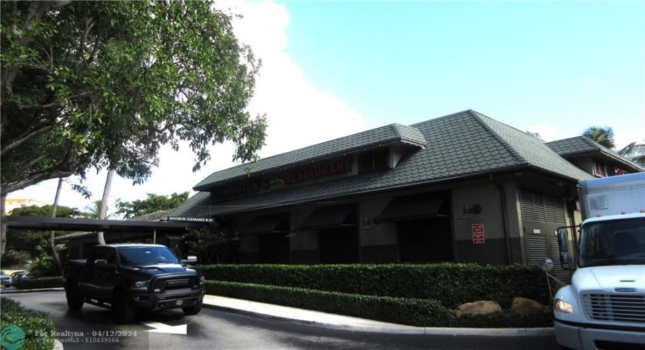 Pompano Houston's restaurant 5 blocks away