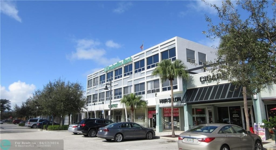 Pompano Beach bank 5 blocks away