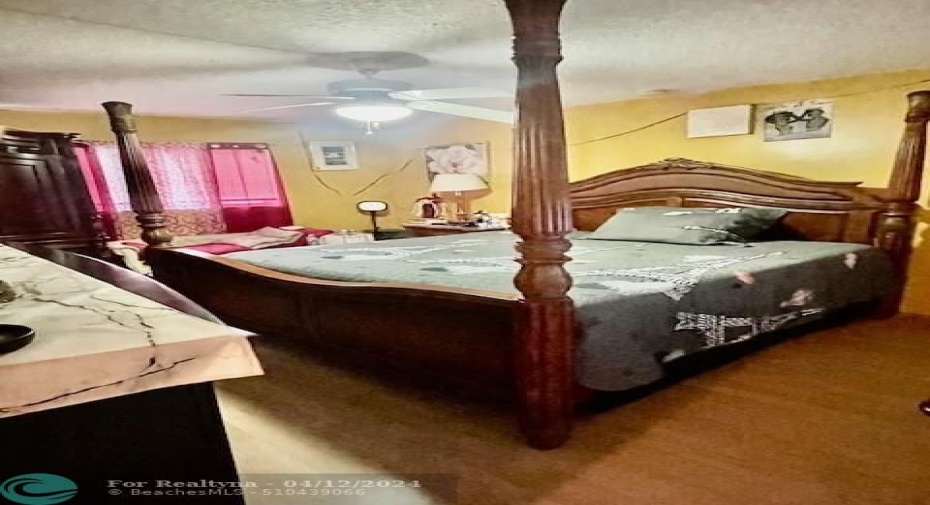Main bedroom (king size bed)