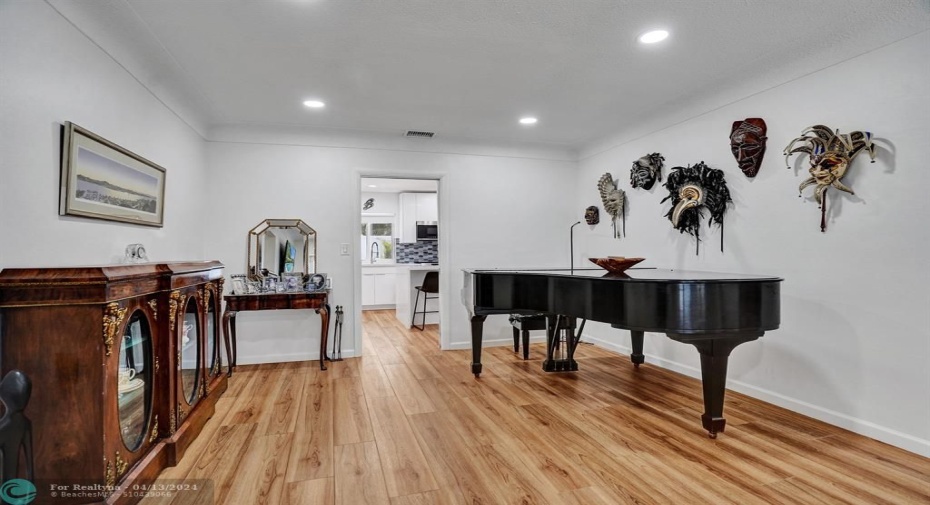 Dining area used for piano room.