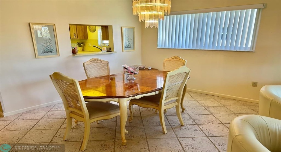 SPACIOUS DINING ROOM.  CORNER UNITS FEATURE THIS EXTRA WINDOW.