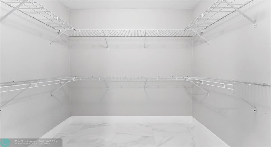 WALK IN CLOSET
