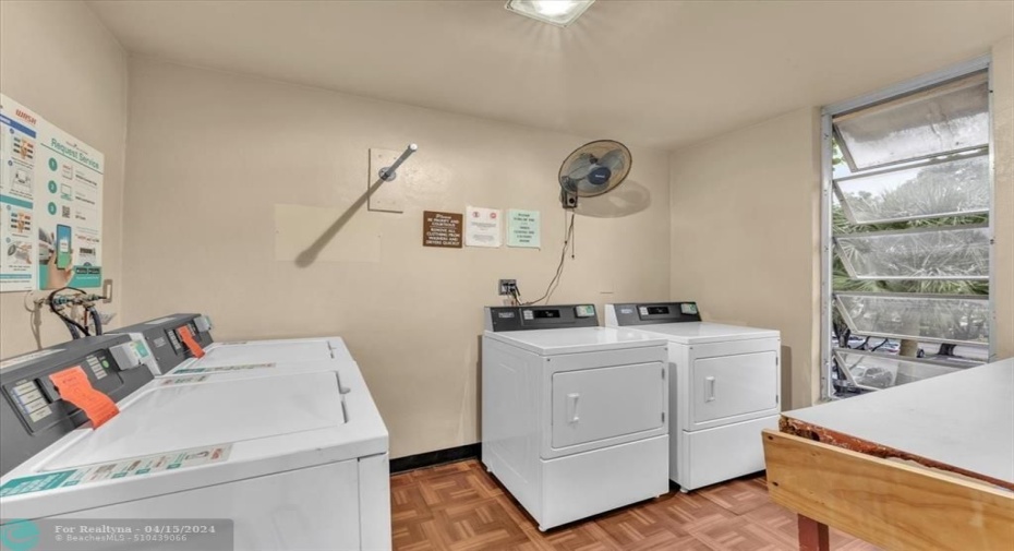 Floor laundry room