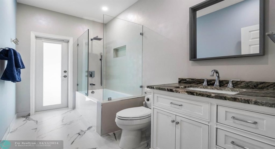 Cabana bath for your family and guests to enjoy!