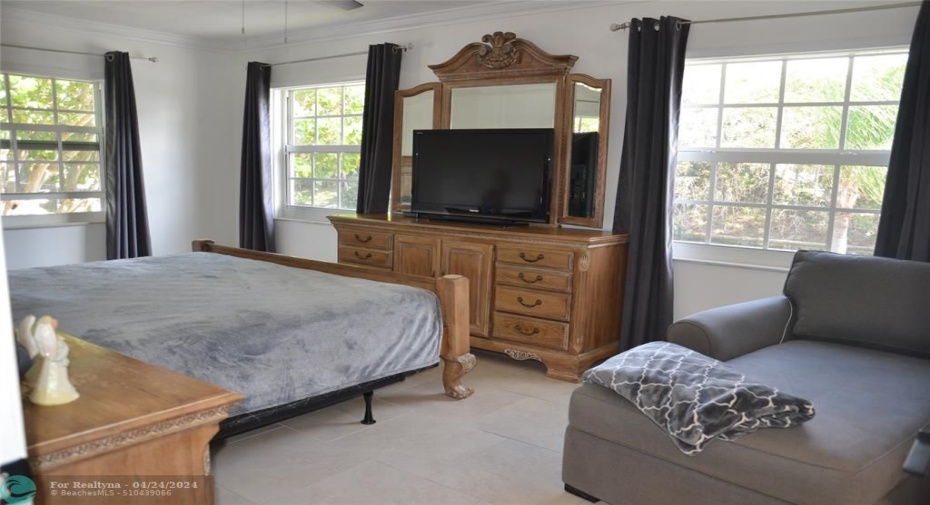 Wake up to Serene Water View!