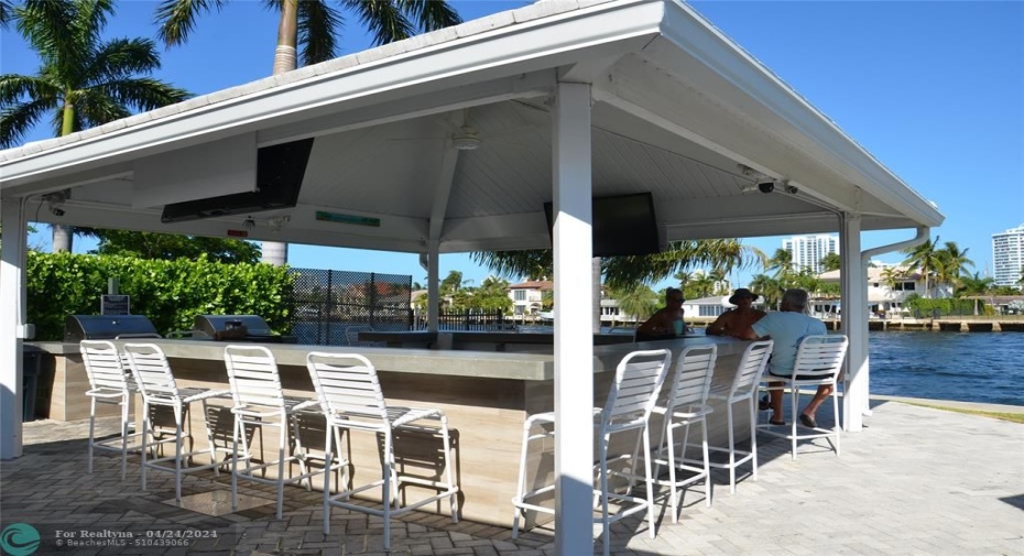 Gazebo Bar/refrigerator, ice maker, sink, BBQ's on the Intracoastal! Relax & Enjoy!