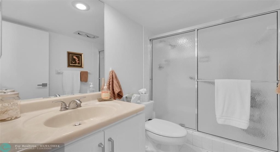 Second bath with full sized tub/shower