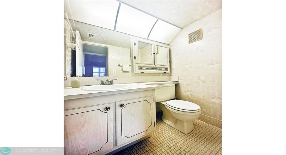 Guest 1/2 Bathroom