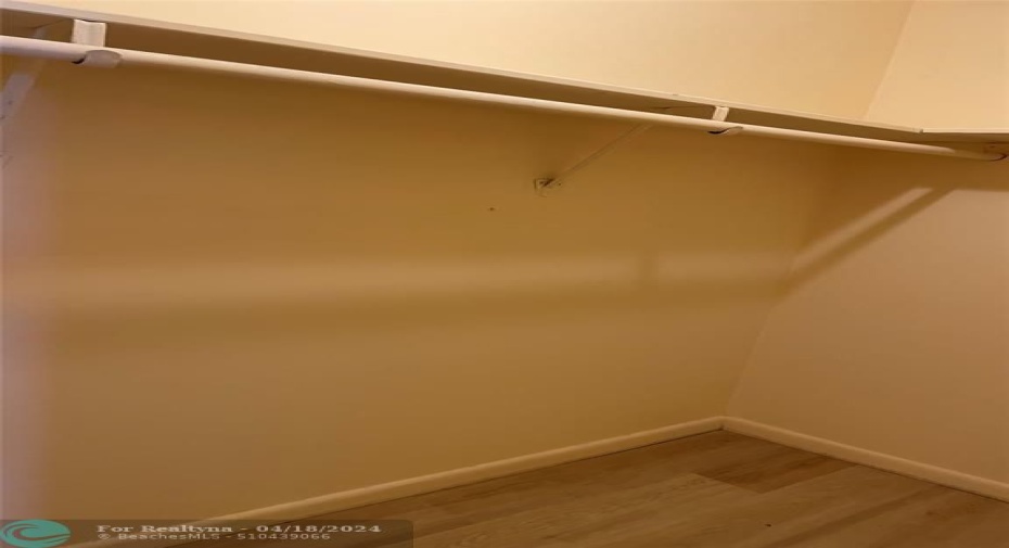 MSTR WALK IN CLOSET
