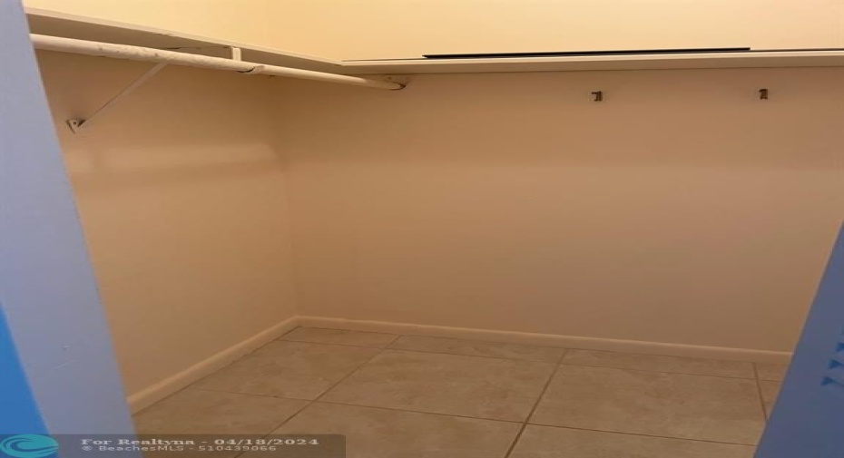 MSTER 2ND WALK IN CLOSET