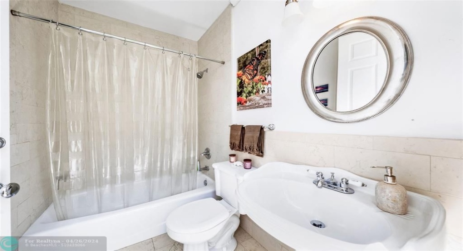 1st Floor / 4th Bedroom's Bath