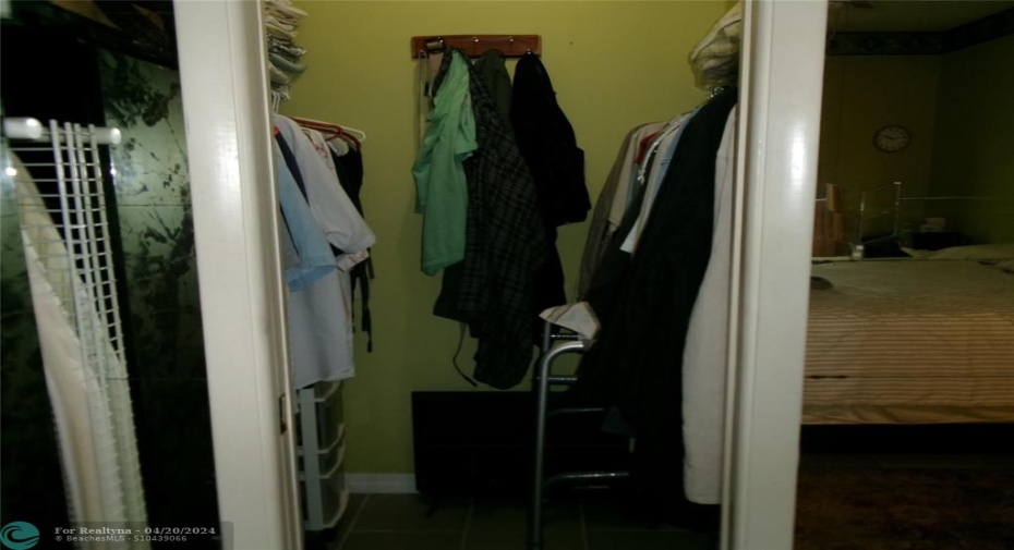 MASTER WALKING CLOSET
