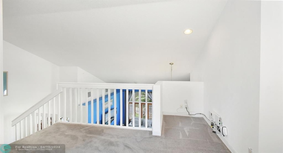 UPSTAIR SMALL LOFT