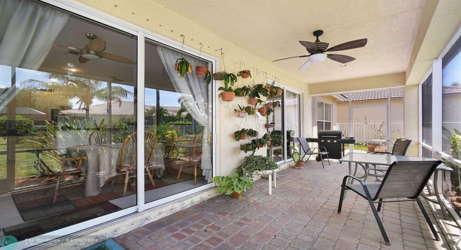 GOOD SIZE LANAI TO ENTERTAIN