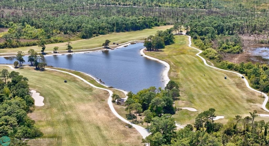 GOLF COURSE IN WALKING DISTANCE
