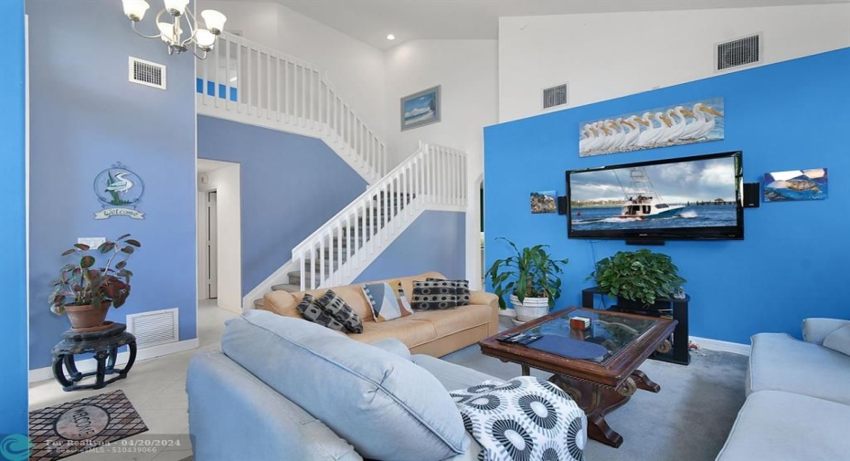 CHARMING LIVING ROOM WITH HIGH CEILINGS