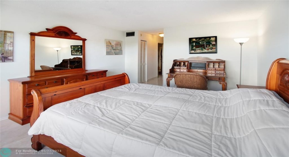 Furnished queen bedset