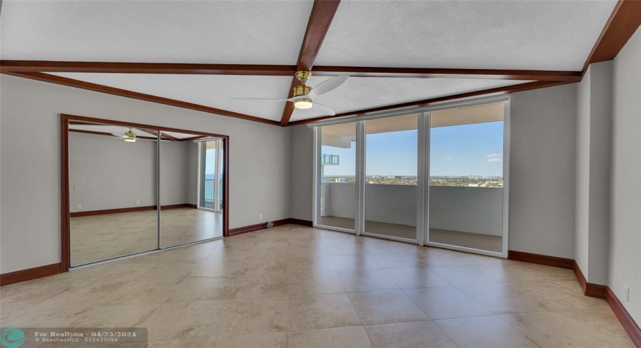3rd bedroom showing mirrored closet