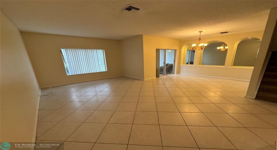 Flexible living/dining area