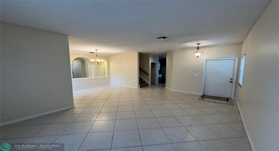 Flexible living/dining area