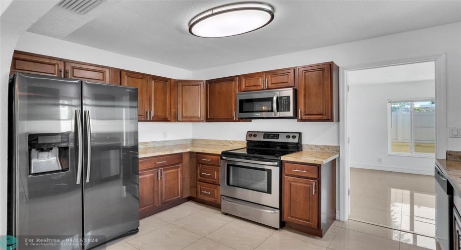 KITCHEN / door leads to bedroom 4