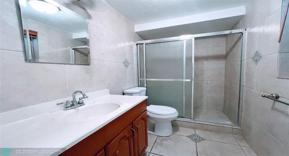 Primary bedroom En-suite bathroom