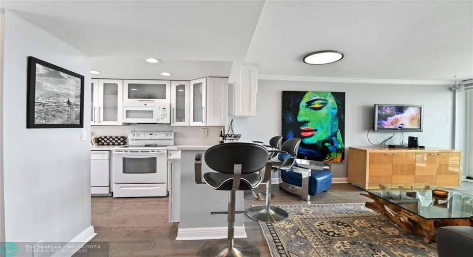 Open kitchen w bar counter