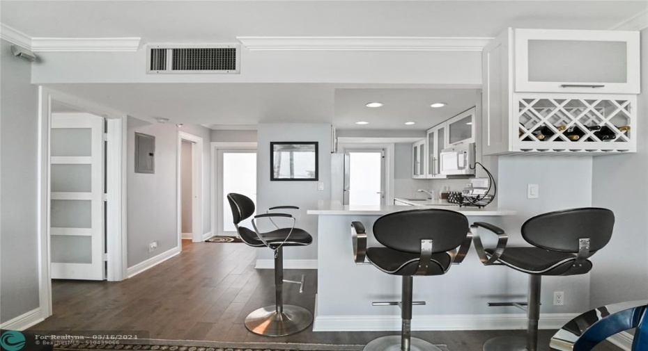 Open kitchen w bar counter