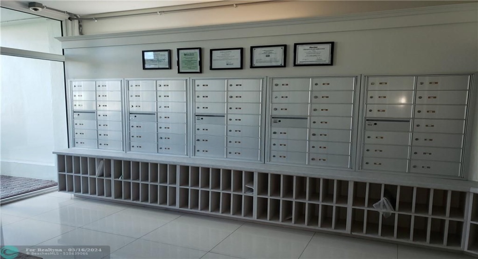 Mailroom package deliver