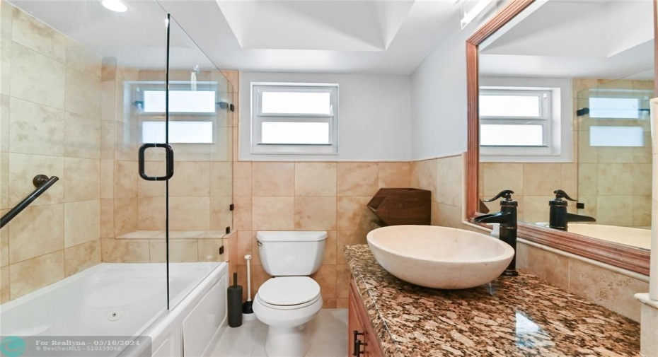 Master bath w Frameless Shower/tub