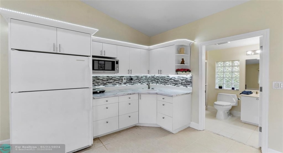 KITCHENETTE