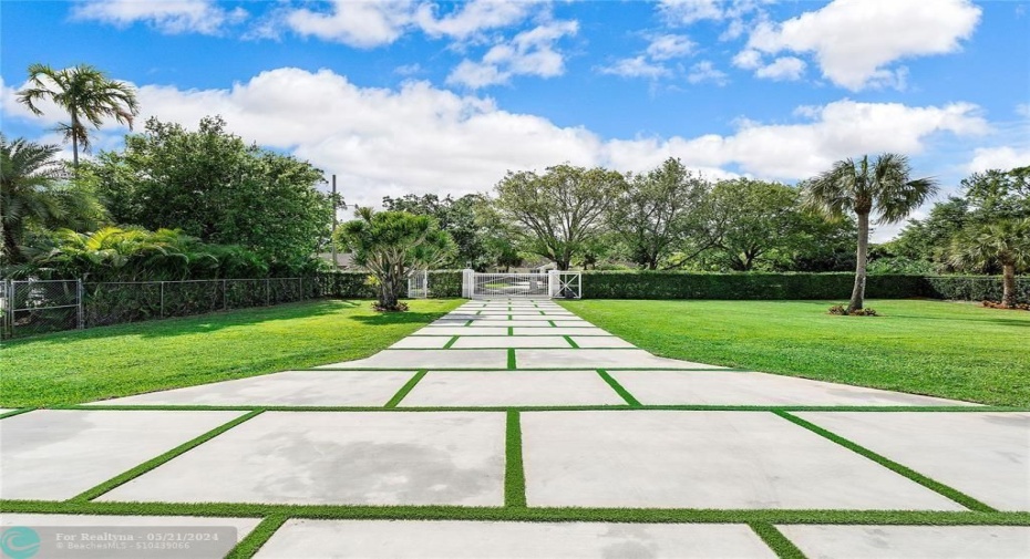 EXTRA LONG DRIVEWAY FOR MANY, MANY CARS-GREAT FOR ENTERTAINING-new driveway still drying concrete curing