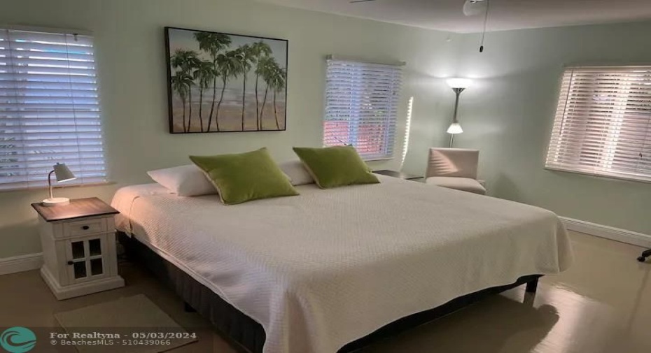QUEEN BED