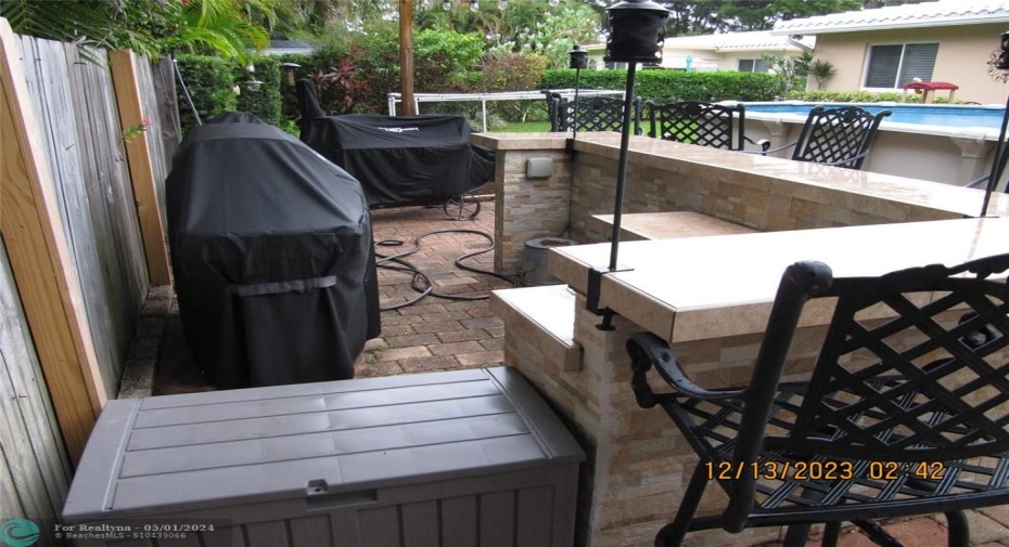 Bar/entertainment and bar b que area