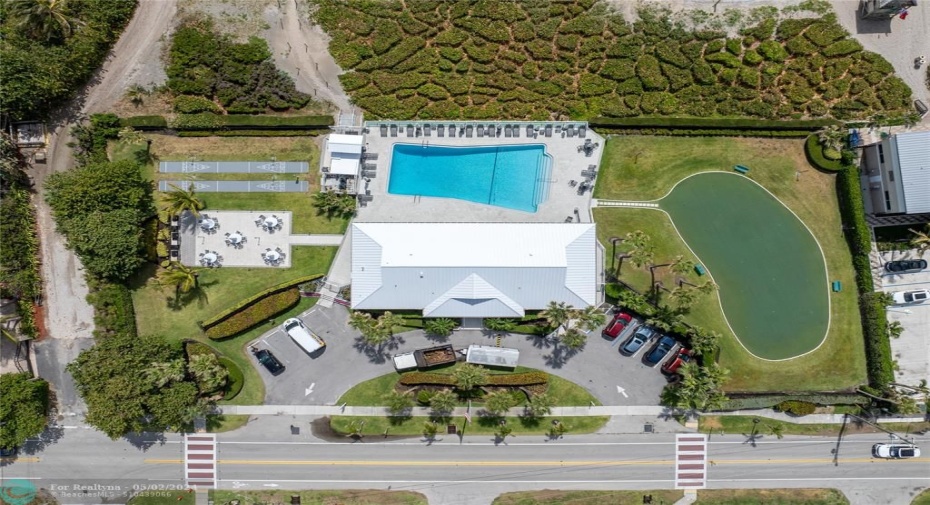 PUTTING GREEN BBQ CLLUBHOUSE AND POOL