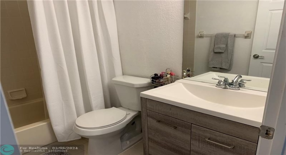 2nd bath shower and tub