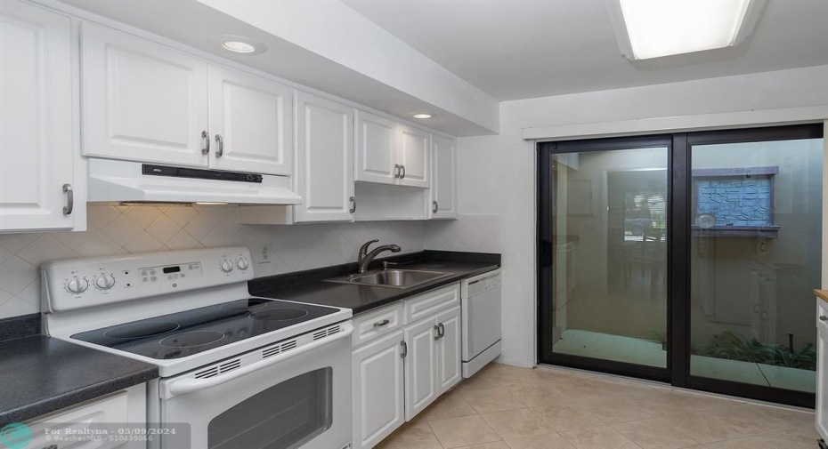 1400 Kitchen