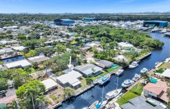 4 houses from the river- enjoy boat rides out to dinner and exploring the New River