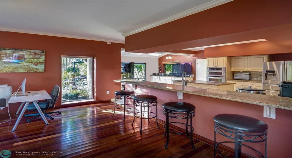 Office/den/ extra room for many possibilities!
